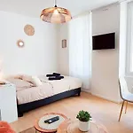 Apartment L'ecrin Du Chateau Sejour A 2, Etudes, Professionnels A Calme Face Au Chateau Linge Et Wifi Inclus *