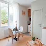 Apartment L'ecrin Du Chateau Sejour A 2, Etudes, Professionnels A Calme Face Au Chateau Linge Et Wifi Inclus Caen