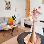 Apartment L'ecrin Du Chateau Sejour A 2, Etudes, Professionnels A Calme Face Au Chateau Linge Et Wifi Inclus