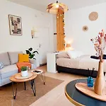 Apartment L'ecrin Du Chateau Sejour A 2, Etudes, Professionnels A Calme Face Au Chateau Linge Et Wifi Inclus *